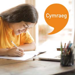 A student learning in Welsh