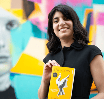 Yasmin Zaher, enillydd gwobr Dylan Thomas 2025 am 'The Coin'