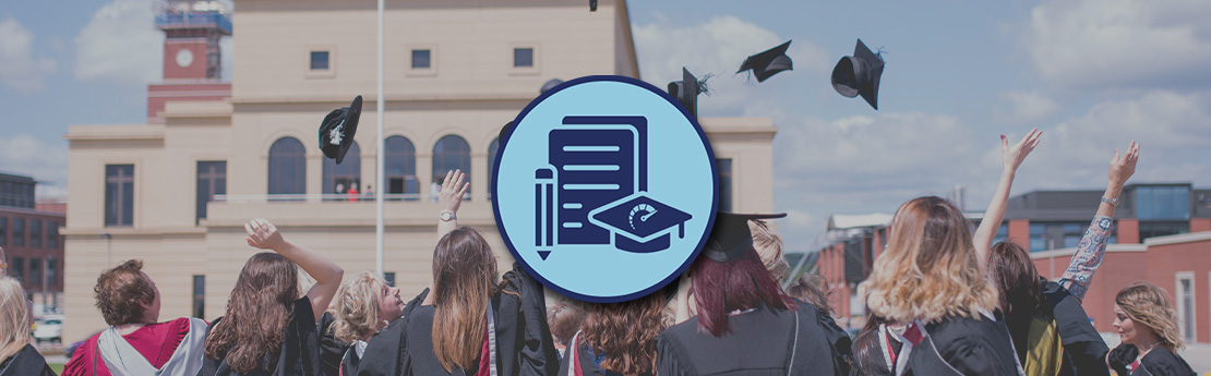 delwedd o raddedigion yn taflu eu capiau yn yr awyr a logo'r newid cwricwlwm