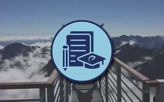 Delwedd o gerddwr mynyddion uwchben cymylau a brigiau mynydd