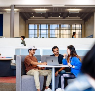 myfyrwyr yn y lyfrgell