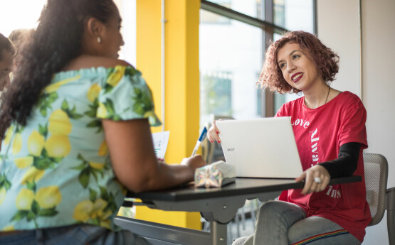 Myfyrwyr sy'n astudio yn y Taliesin