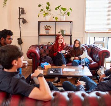 myfyrwyr yn chwerthin a ymlacio