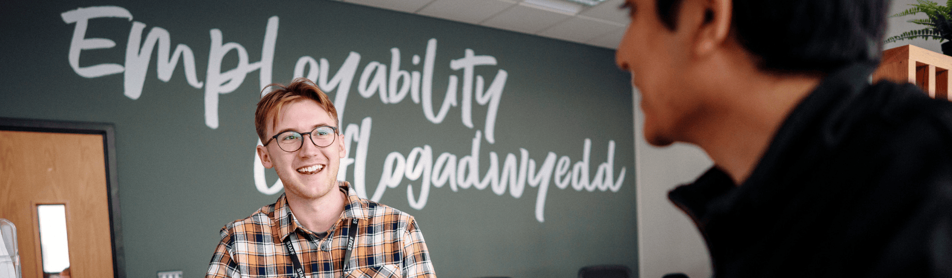 Myfyrwr yn cwrdd gyda aelod o staff o'r tim cyflogadwyedd