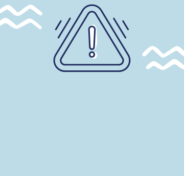 Mae dwylo person yn gorffwys ar fwrdd sy'n dal cwpan o goffi gyda siâp y galon yn yr ewyn