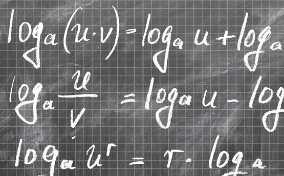 Cydberthnasoedd ar fwrdd siarcol