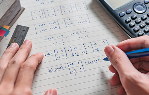 Matricsau wedi'u hysgrifennu ar bapur