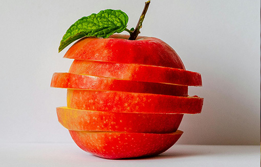 Cewynnau sy'n gwneud un afal gyfan.